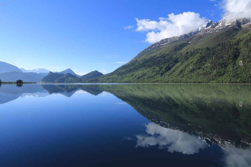 平静的然乌湖